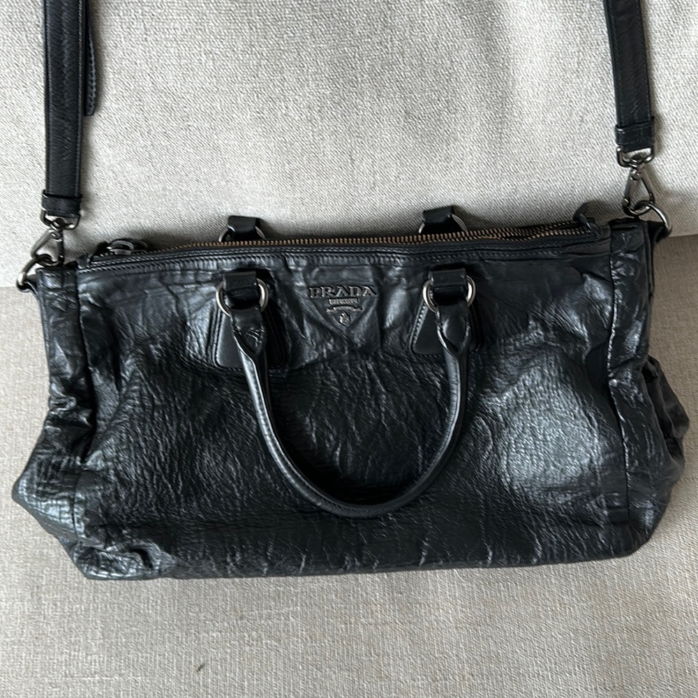 Prada tote in black (lined in beige) calfskin leather from 2012.